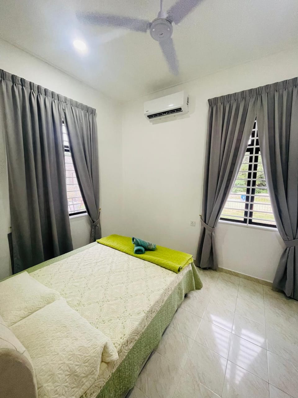 Bed, Photo of the whole room, fireplace, air conditioner
