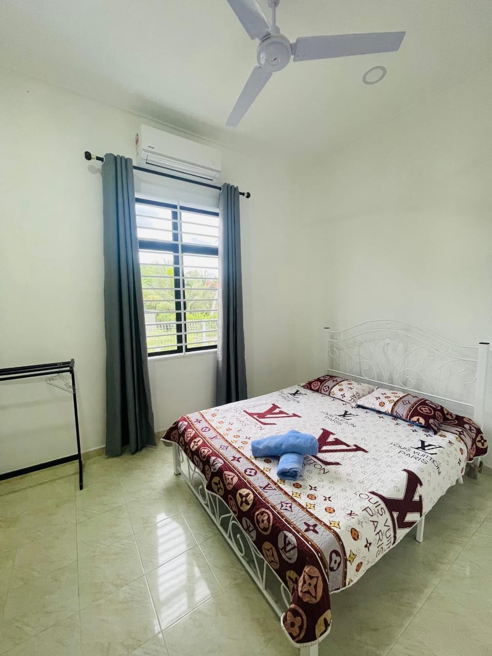 Bed, Photo of the whole room, Bedroom, fireplace, towels