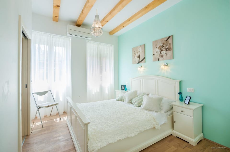 Bed, View (from property/room), Decorative detail, Bedroom