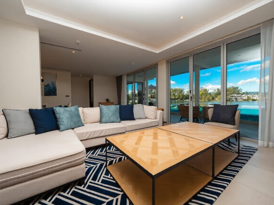 View (from property/room), Balcony/Terrace, Living room, Seating area, Dining area