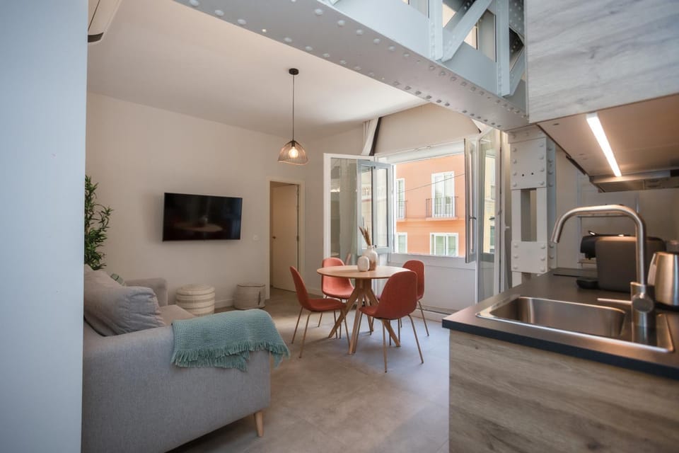TV and multimedia, Kitchen or kitchenette, Living room, Seating area, Dining area