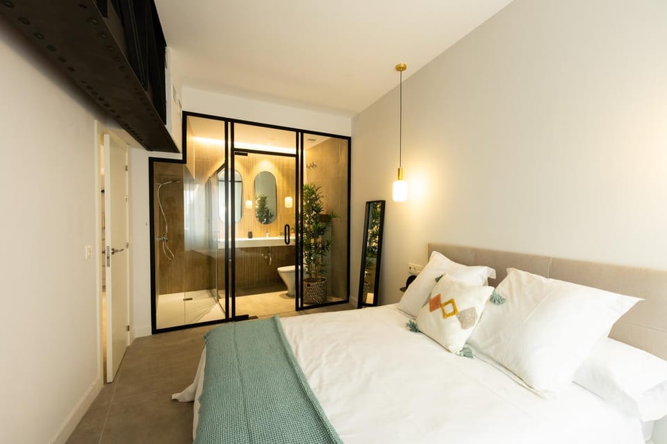 Bed, Photo of the whole room, Bedroom