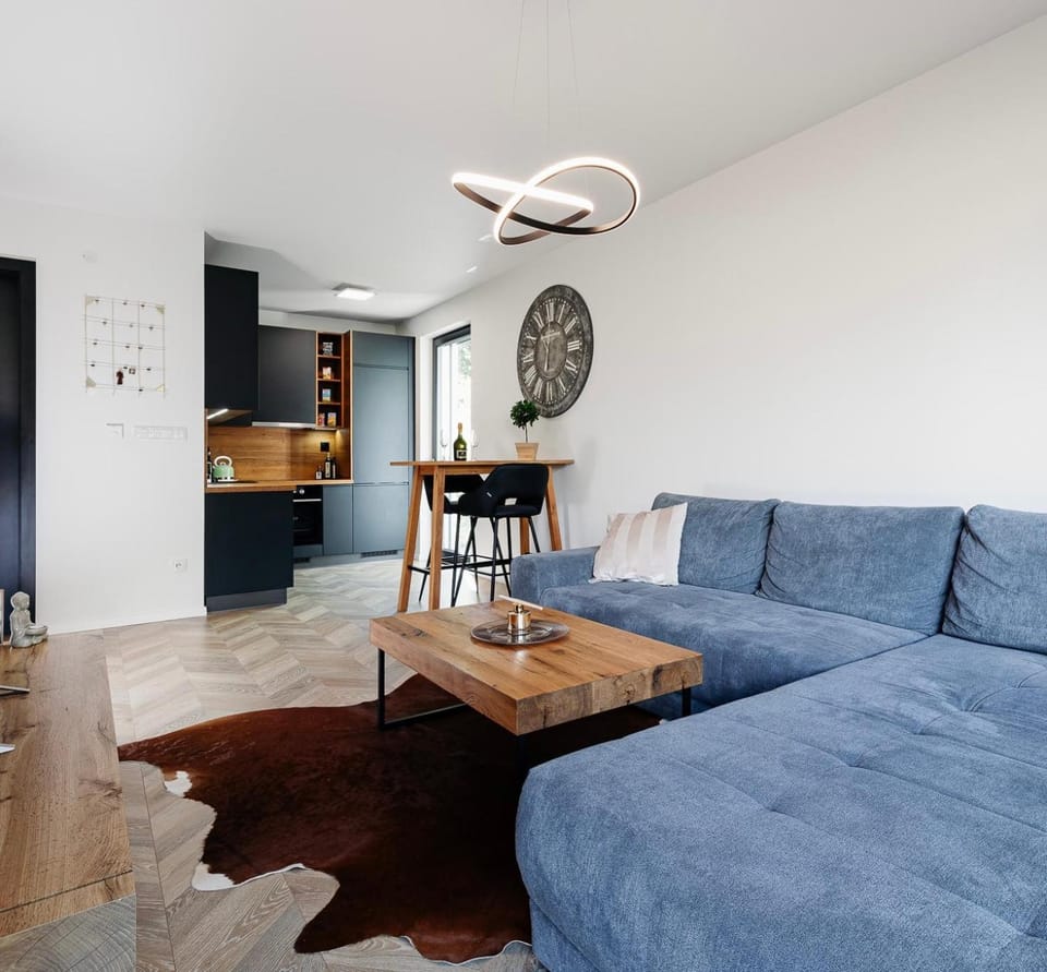 Communal lounge/ TV room, TV and multimedia, Living room, Dining area, oven, kitchen