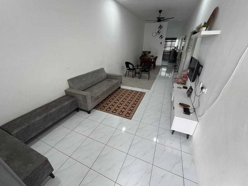 Zh homestay teluk batik House in Perak