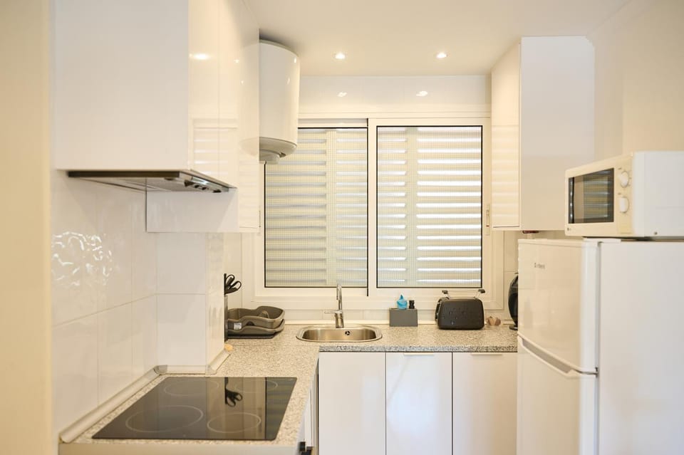 Coffee/tea facilities, Kitchen or kitchenette, microwave, oven, toaster
