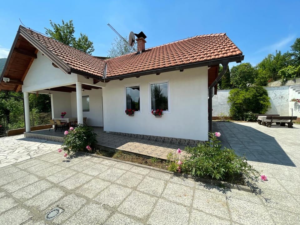 Property building, Garden, Garden view, Parking