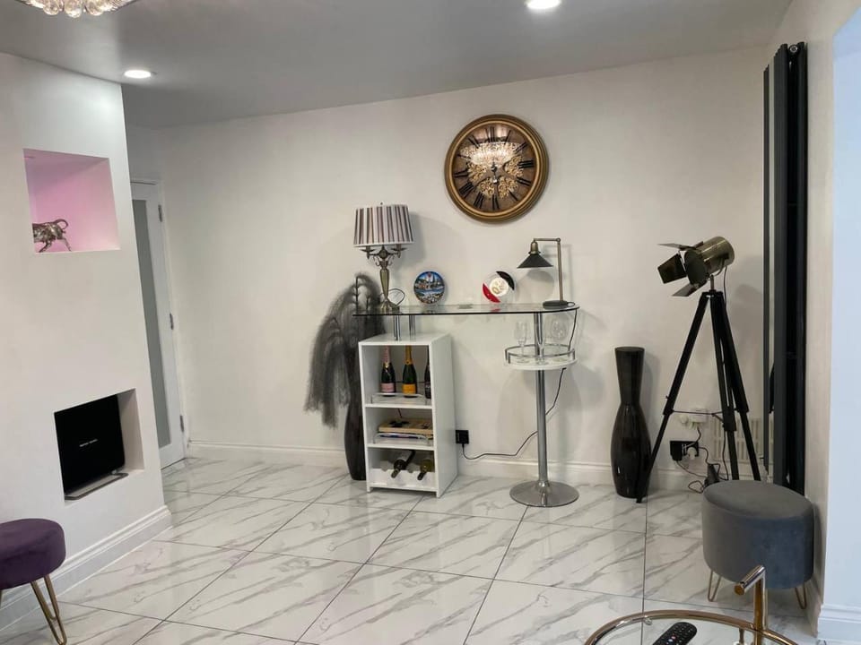 Lounge or bar, oven
