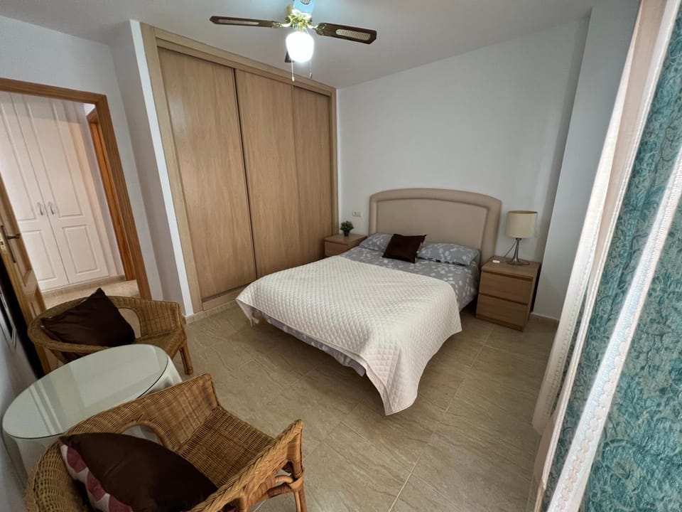 Photo of the whole room, Bedroom, wardrobe