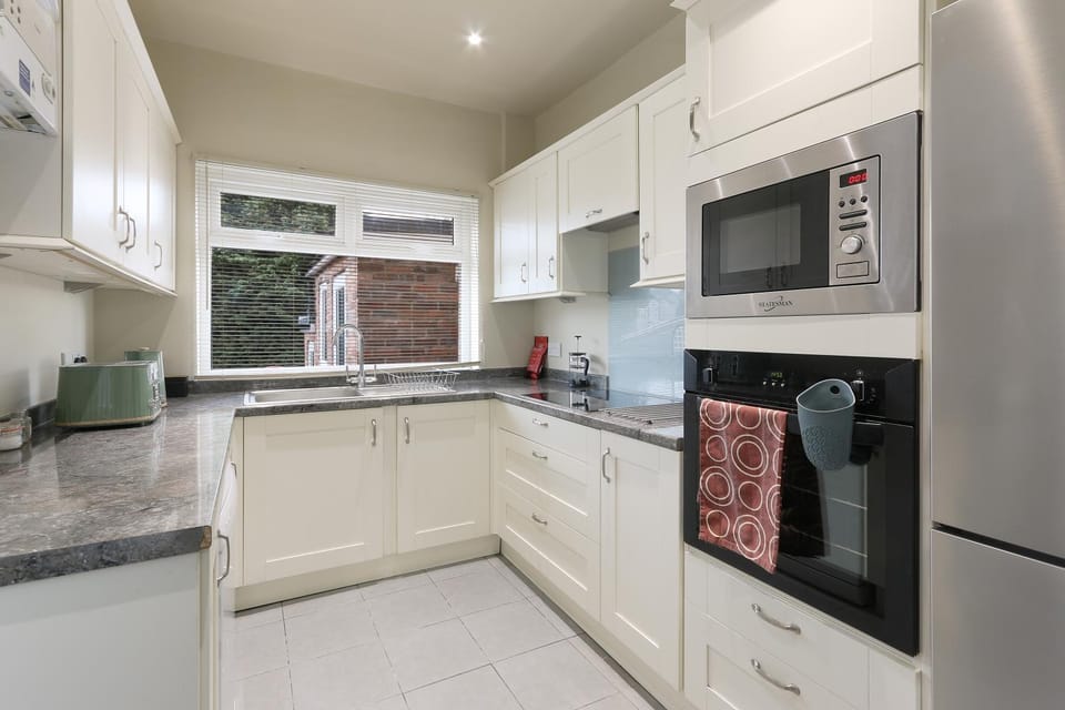 Home from Home 4 Bed - Ideal for Workers & Great for Groups, FREE Parking, Spacious, Pet Friendly Netflix Apartment in Rotherham