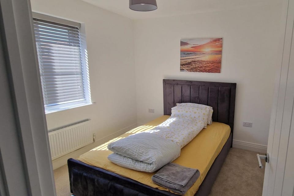 Peterborough - House - Sleeps 8 - Parking - Garden House in Huntingdonshire District