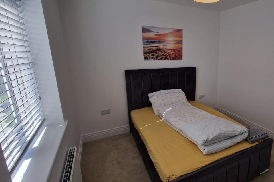 Peterborough - House - Sleeps 8 - Parking - Garden House in Huntingdonshire District