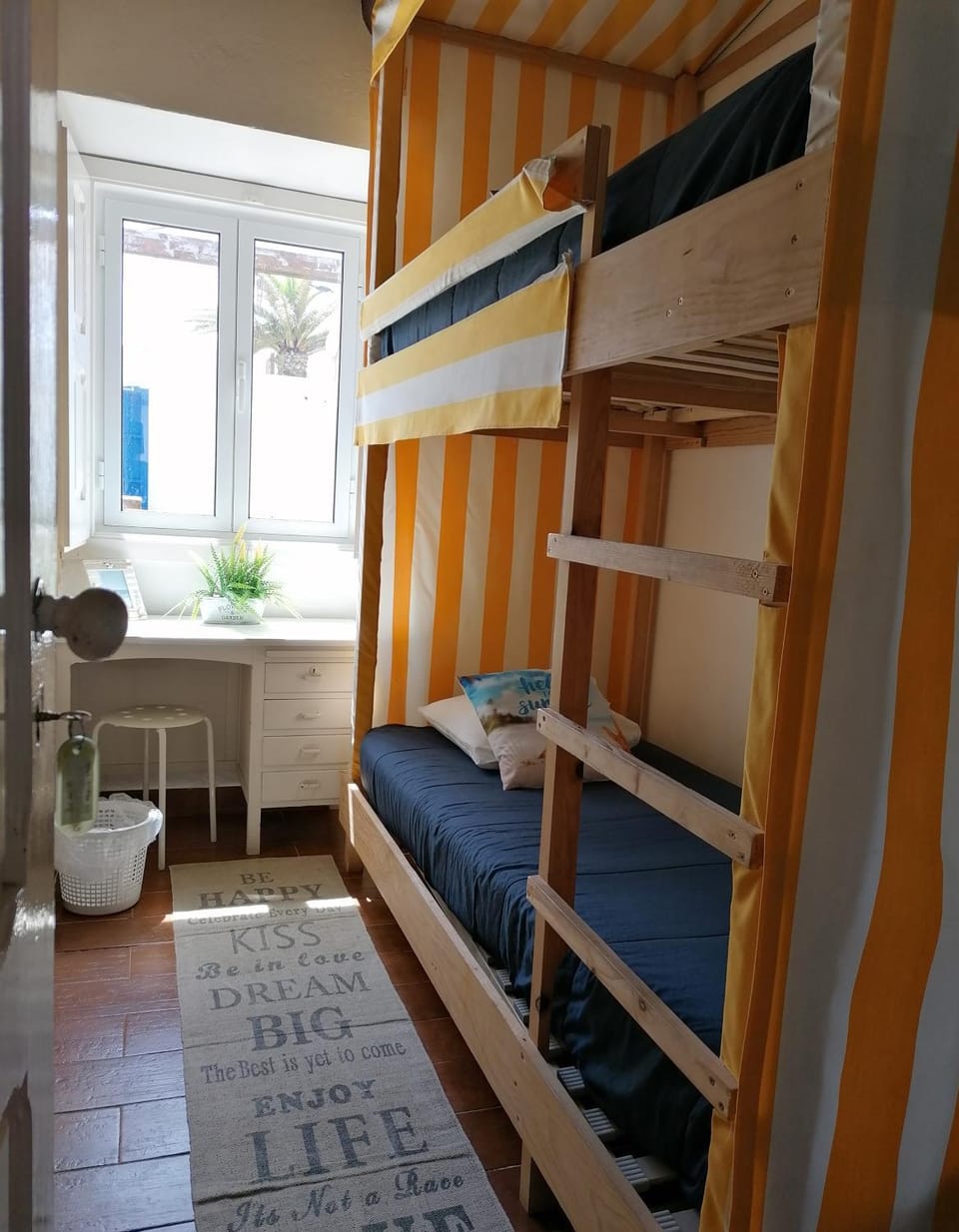 Bedroom, bunk bed