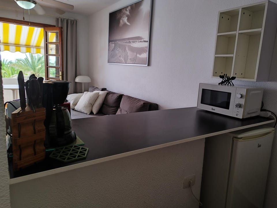 Kitchen or kitchenette, minibar, toaster