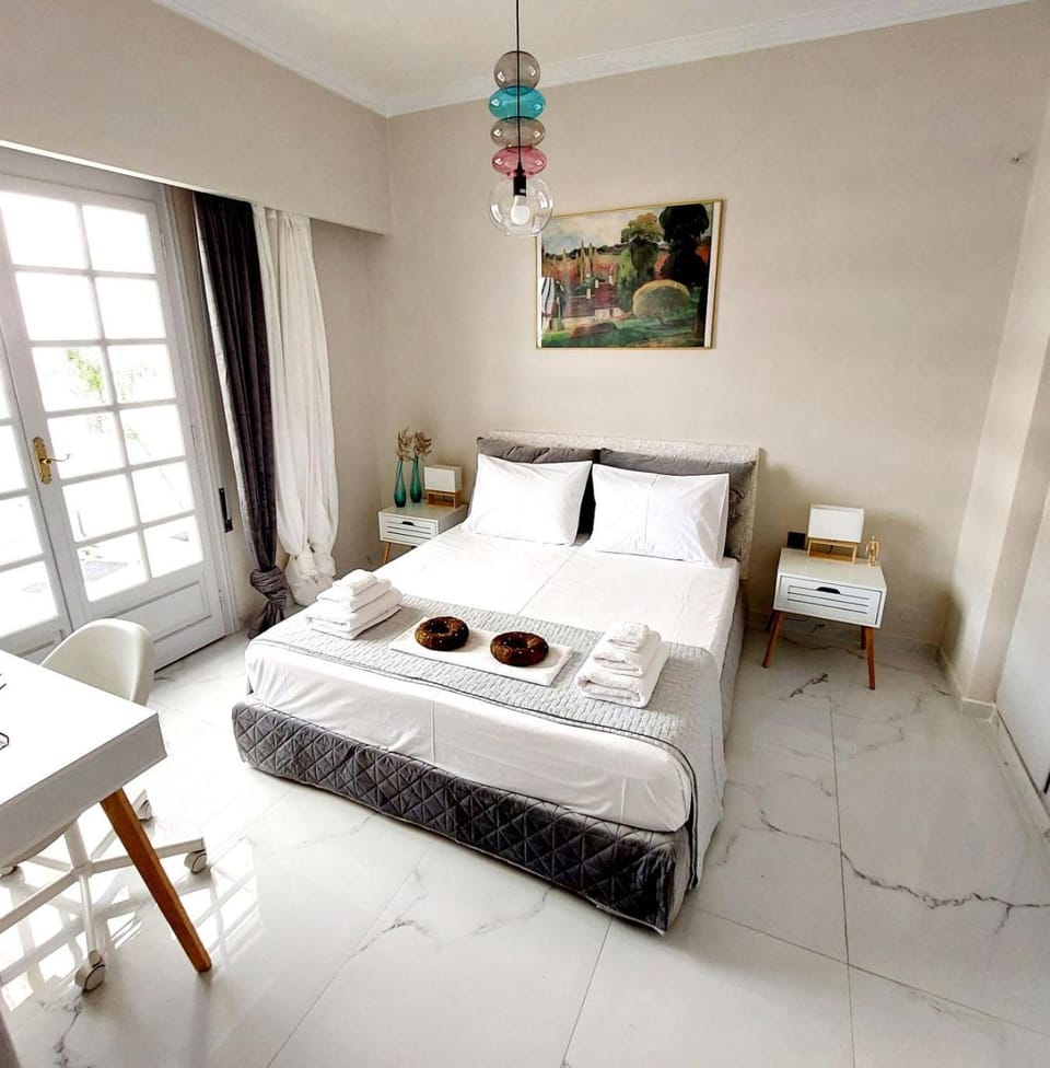 Bed, Photo of the whole room, Bedroom, towels