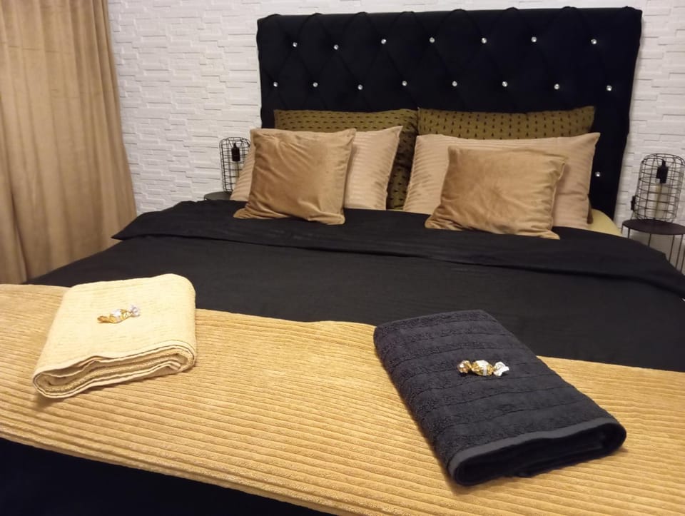 Bed, Bedroom, towels