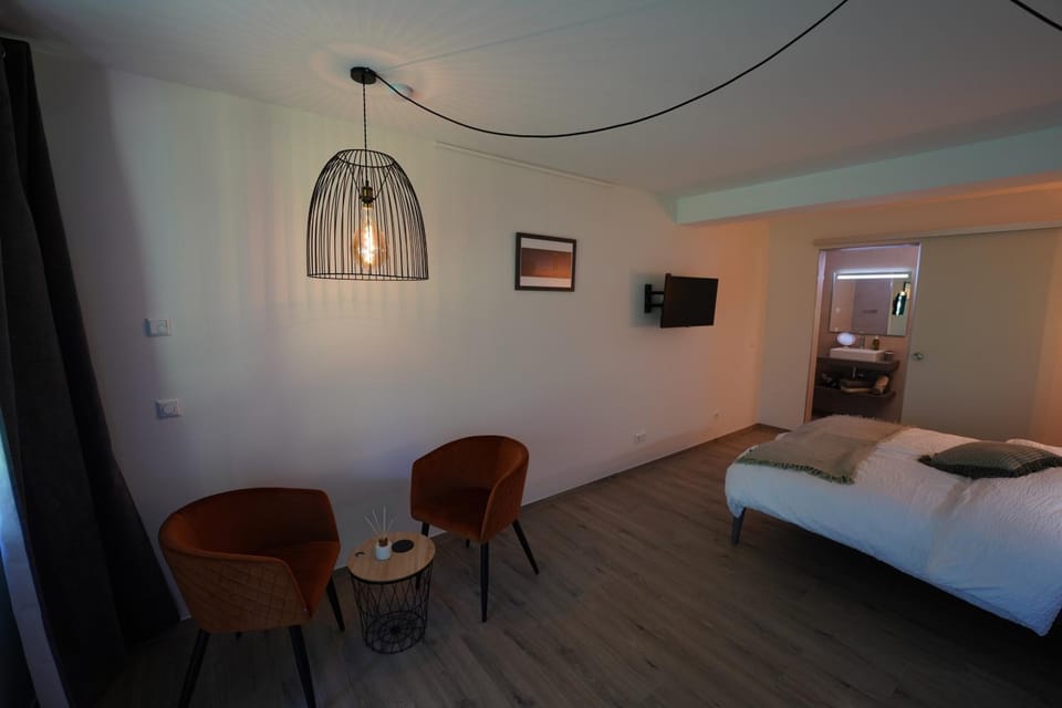 Bed, TV and multimedia, Photo of the whole room, Bedroom