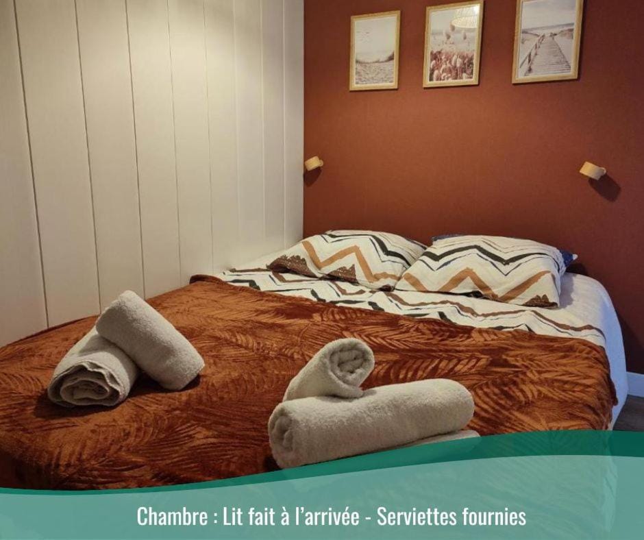 Bed, Bedroom, towels
