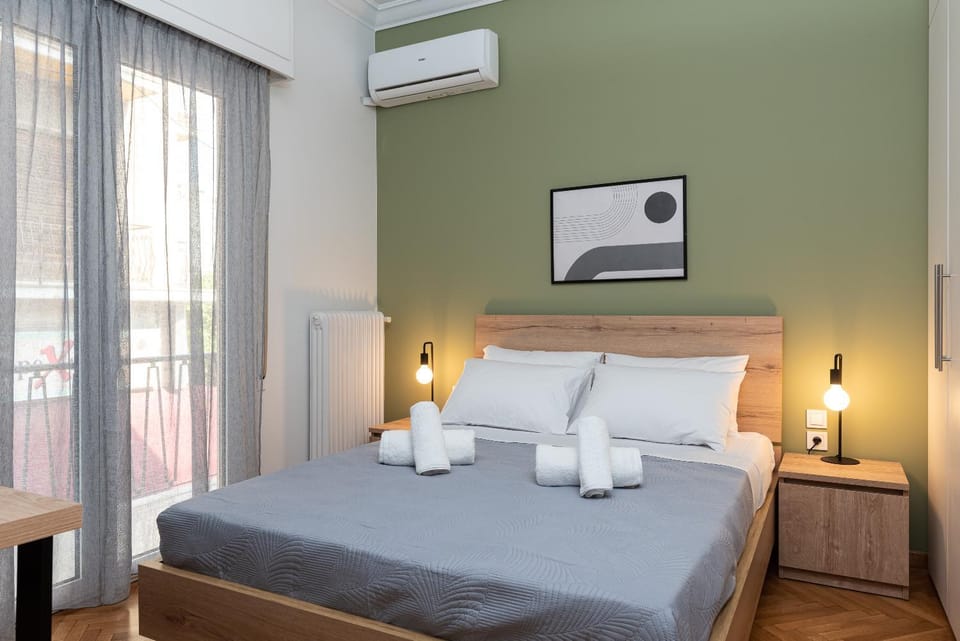 Photo of the whole room, Bedroom