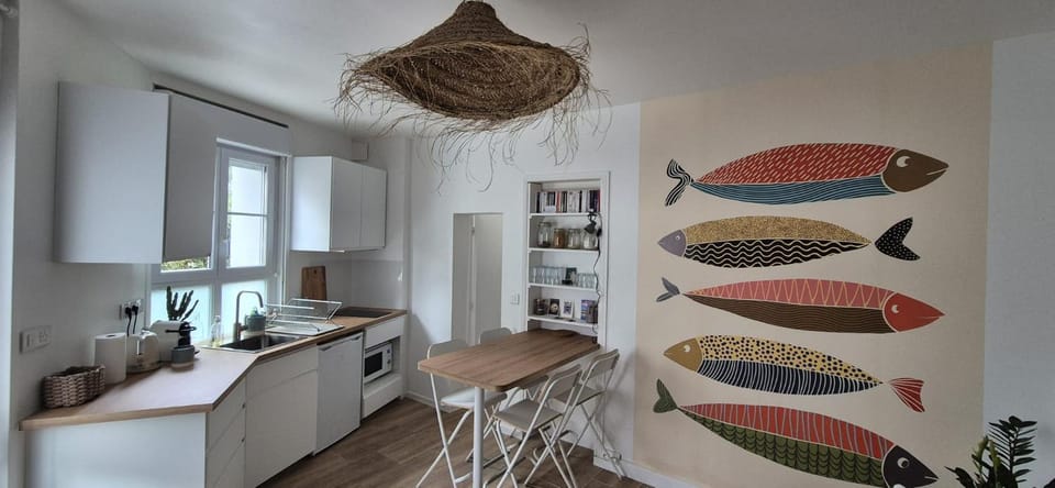 Kitchen or kitchenette, Dining area