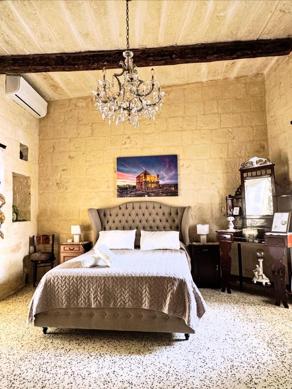 Bed, Coffee/tea facilities, Decorative detail, Bedroom, Area and facilities, air conditioner