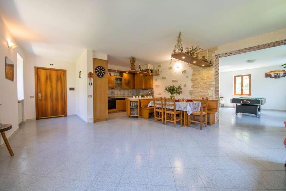 Darts, Game Room, Kitchen or kitchenette, Dining area