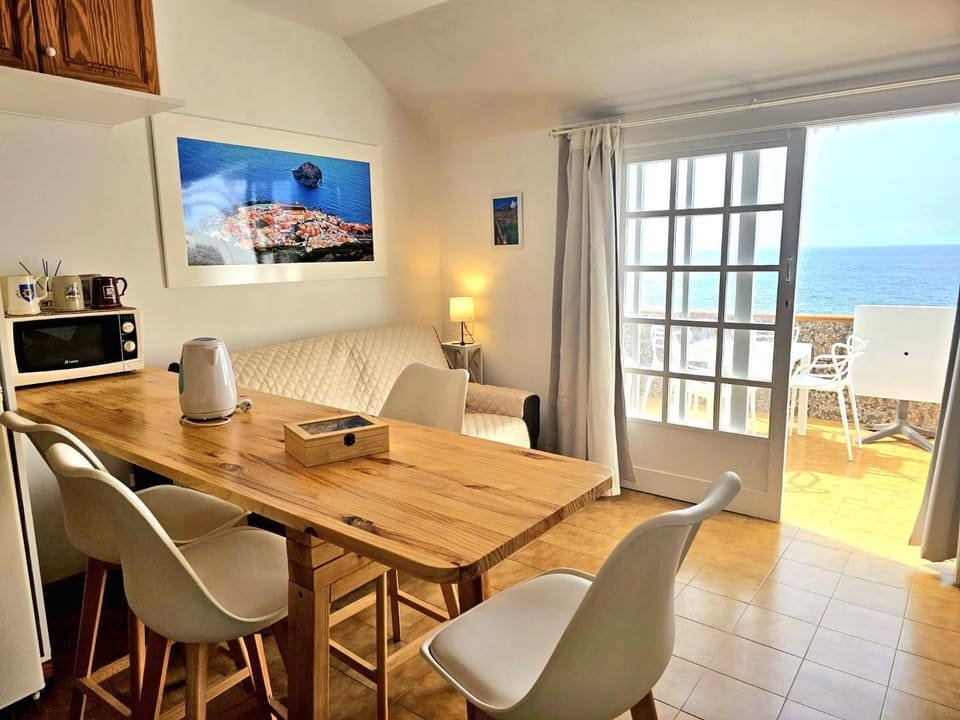 Kitchen or kitchenette, Living room, Seating area, Dining area, Sea view, minibar