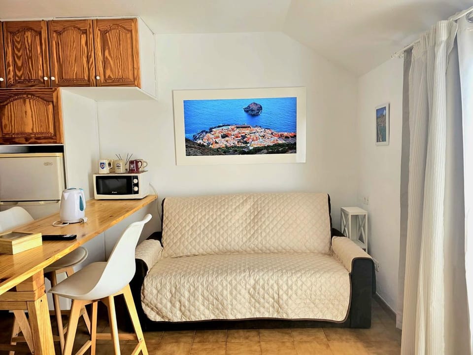 TV and multimedia, Kitchen or kitchenette, Living room, Seating area, Dining area