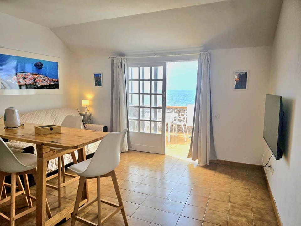 TV and multimedia, Living room, Seating area, Dining area, Sea view