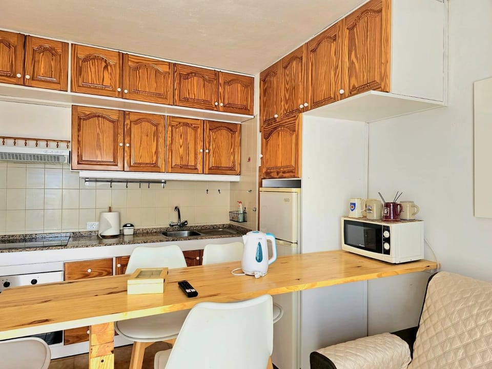 Kitchen or kitchenette, Dining area, minibar, pet friendly, stove, toaster