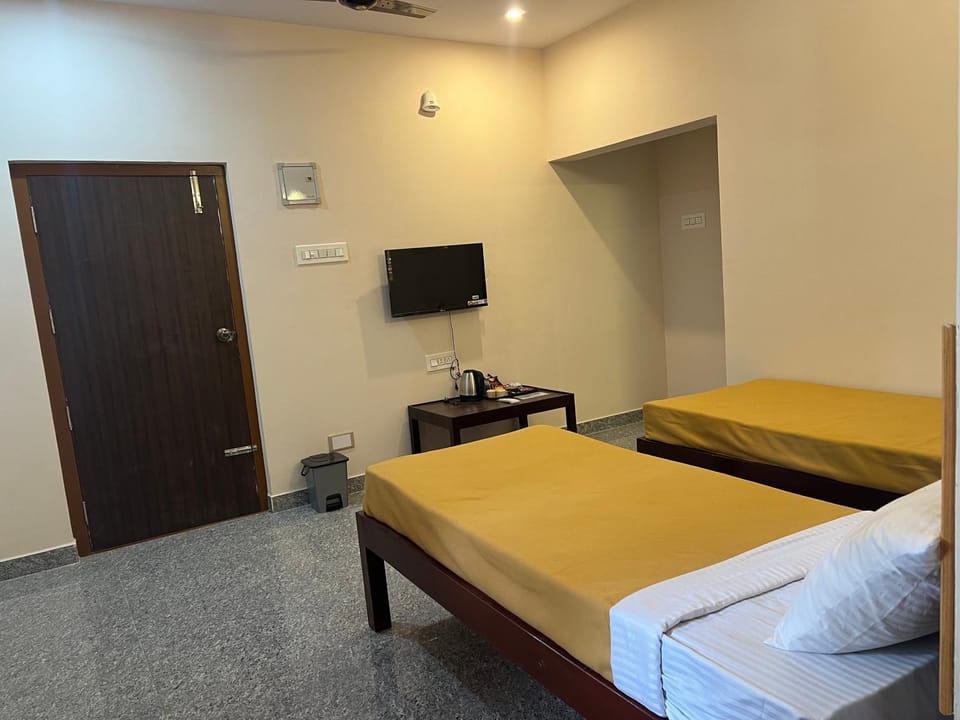 Bed, TV and multimedia, Photo of the whole room, Evening entertainment, Bedroom, hair dresser