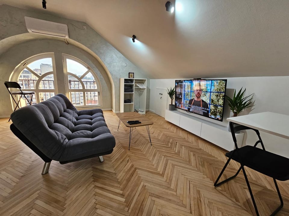 TV and multimedia, Living room, Seating area, Evening entertainment, wardrobe, air conditioner