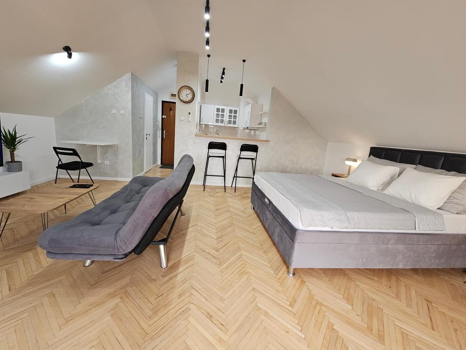 Bed, Living room, Photo of the whole room, Seating area, Dining area, Bedroom