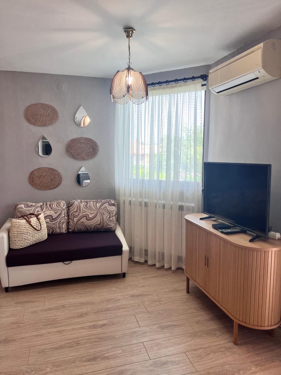 TV and multimedia, Seating area, air conditioner