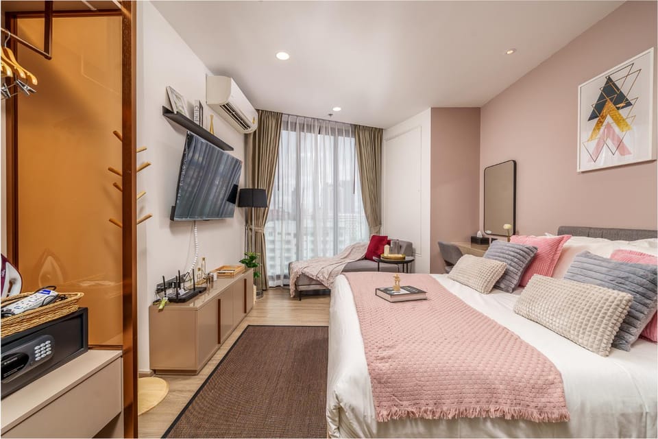 Communal lounge/ TV room, Bed, TV and multimedia, Living room, Photo of the whole room, Seating area, Evening entertainment, Bedroom, hair dresser, wardrobe, air conditioner