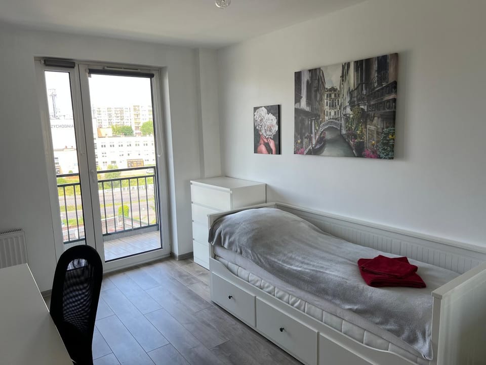 Bed, Photo of the whole room, Bedroom, towels
