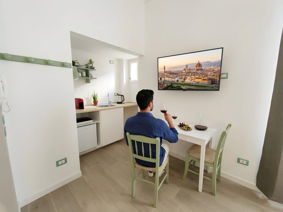 People, TV and multimedia, Kitchen or kitchenette, Living room, Seating area, Dining area