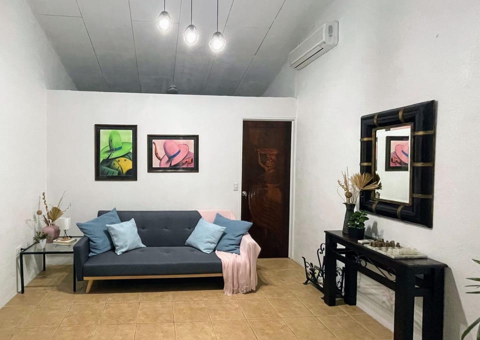 Bed, Living room, Photo of the whole room, Seating area, air conditioner