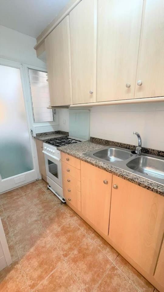 Kitchen or kitchenette, pet friendly, stove