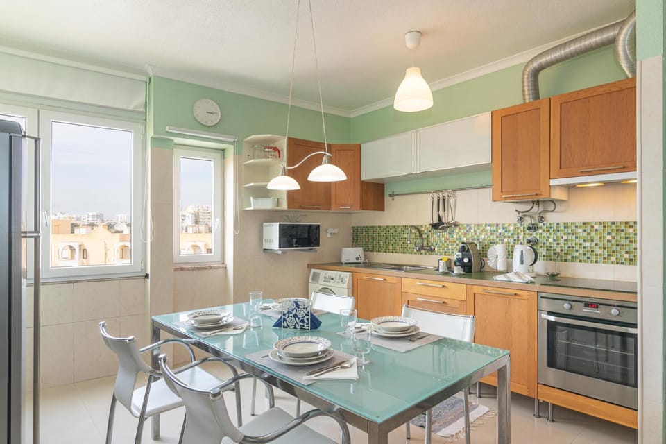 Coffee/tea facilities, Kitchen or kitchenette, Dining area, minibar, oven, pet friendly, stove, toaster