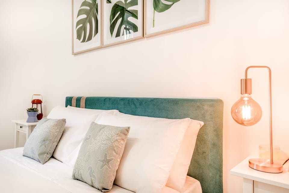 Bed, Photo of the whole room, Decorative detail, Bedroom