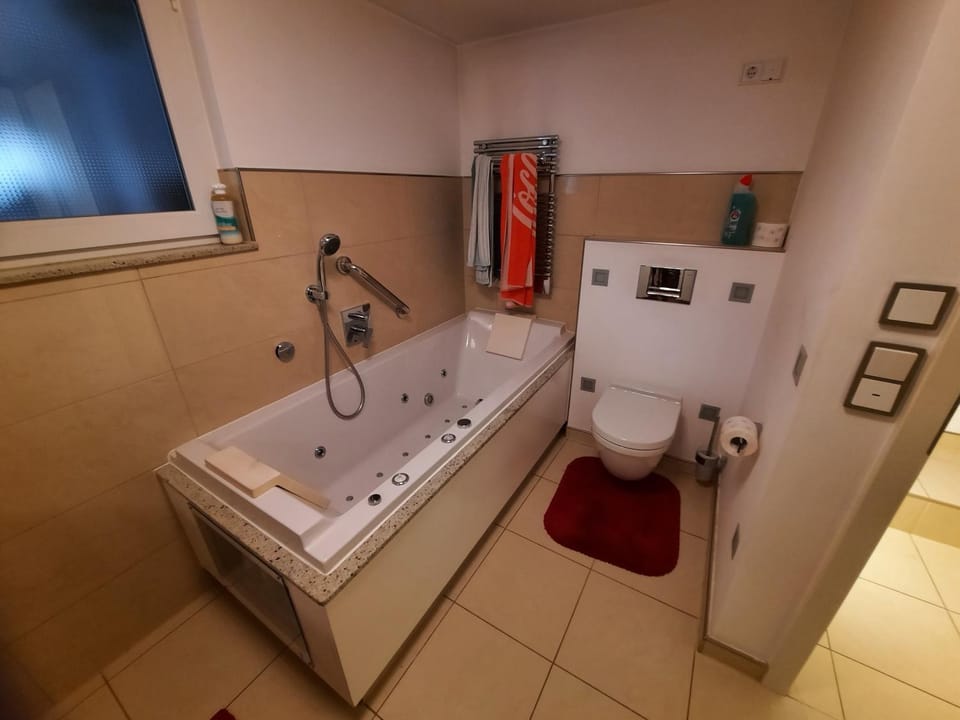 Shower, Hot Tub, Hot Tub, Bathroom, Bath