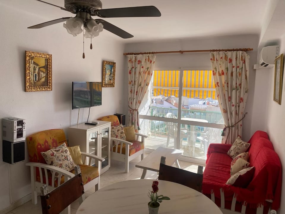 Communal lounge/ TV room, Living room, Dining area