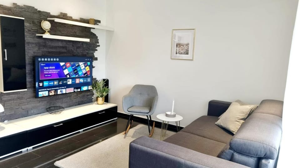 TV and multimedia, Living room, Seating area, Evening entertainment