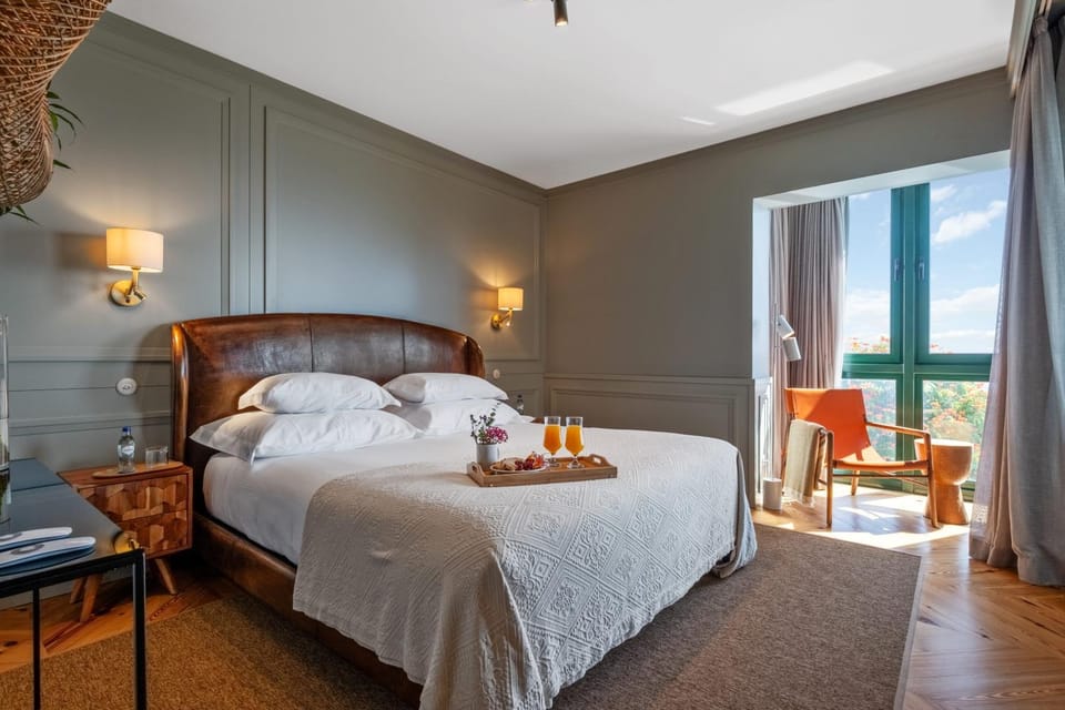Bed, Seating area, Bedroom