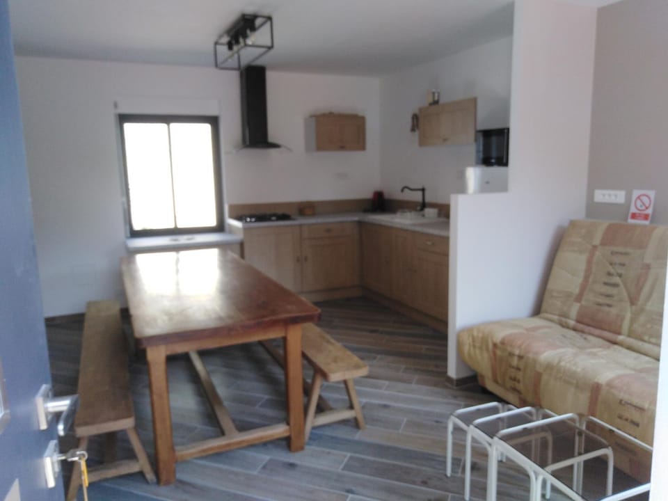 Kitchen or kitchenette, Seating area, Dining area
