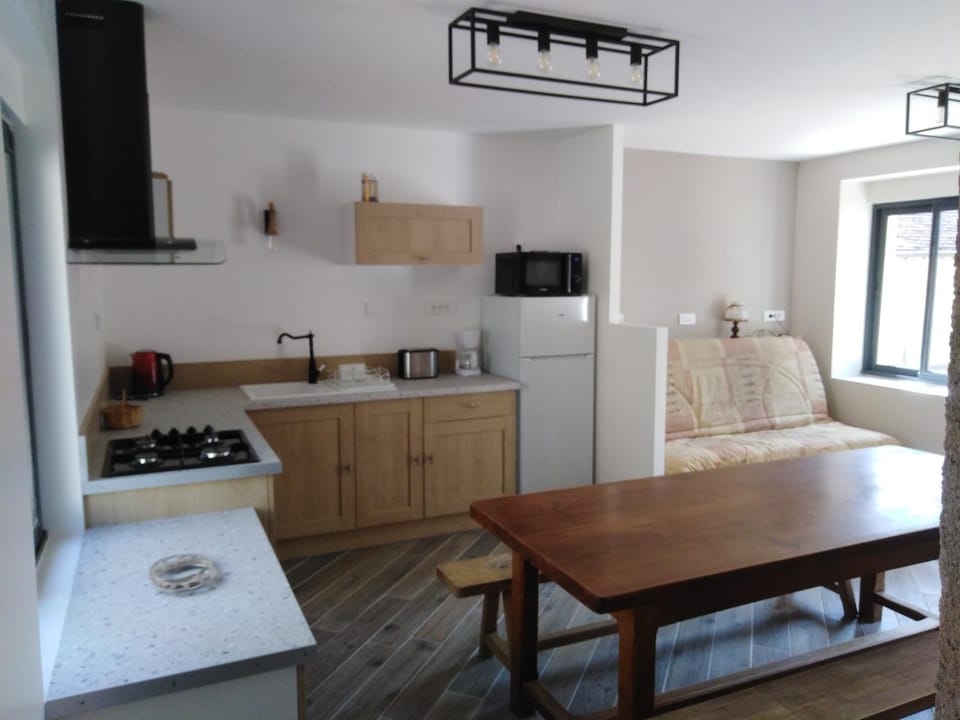 Kitchen or kitchenette, Seating area, Dining area, minibar, stove