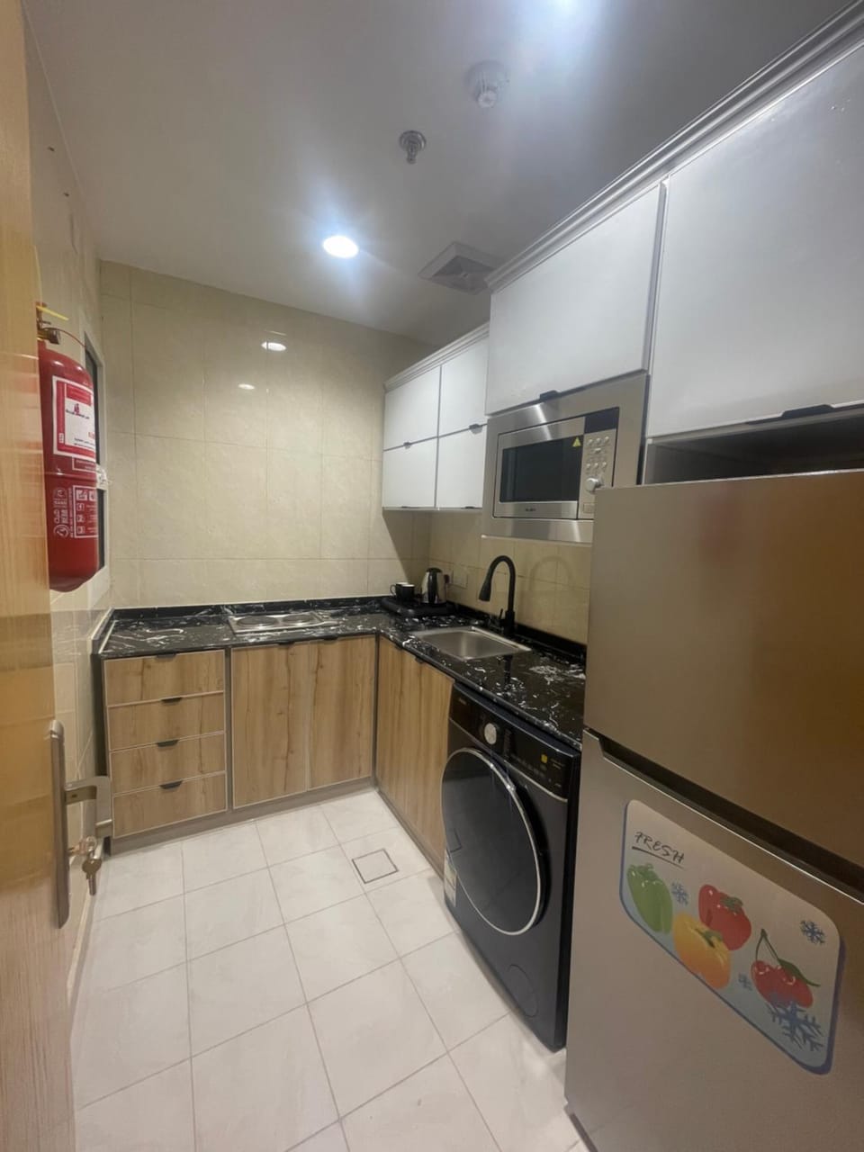 Kitchen or kitchenette, minibar, stove, washing machine