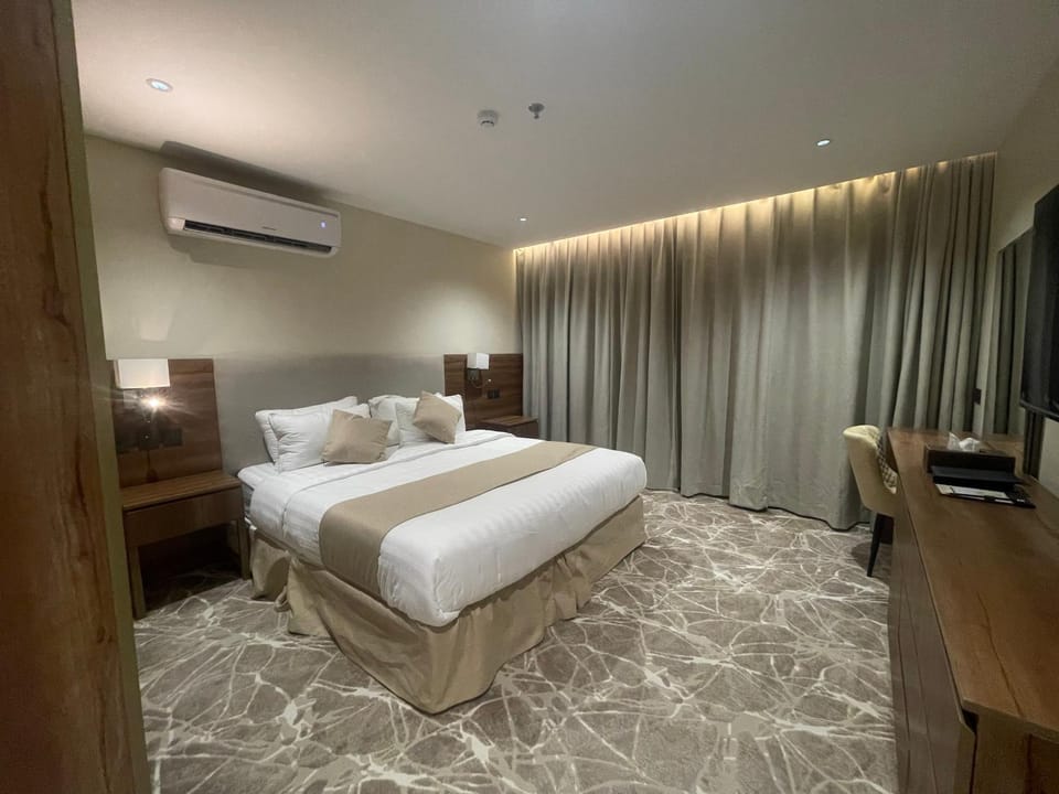 Photo of the whole room, Bedroom