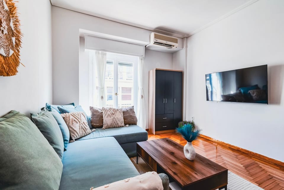 TV and multimedia, Living room, Seating area, air conditioner