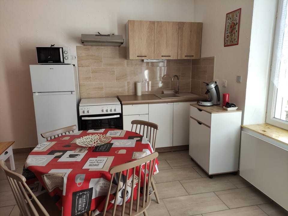 Coffee/tea facilities, Kitchen or kitchenette, Dining area, oven, stove, toaster
